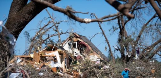 Mujer clama a Jesús al sobrevivir por tornados