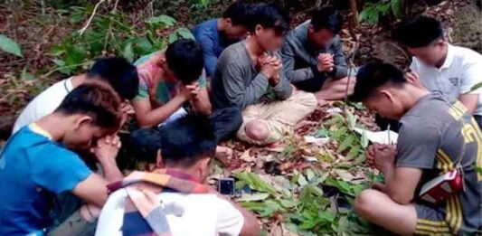 Cristianos de Laos oran en los bosques por la persecución