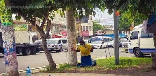 Hombre se arrodilla para orar antes de trabajar