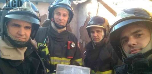 Bomberos se sorprenden al encontrar una biblia intacta en un incendio