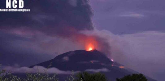 Volcán Lewotolo entró en erupción en Indonesia