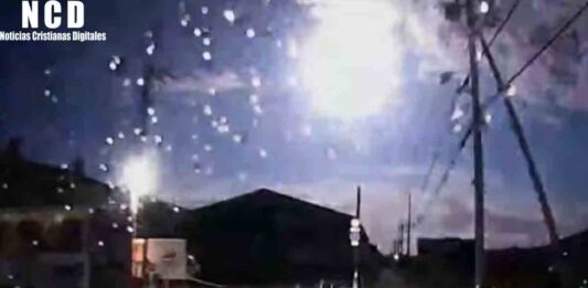 Captan como un meteorito ilumina los cielos de Japón