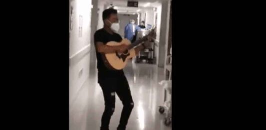 Alex Campos cantó en el hospital después que su padre se sanara