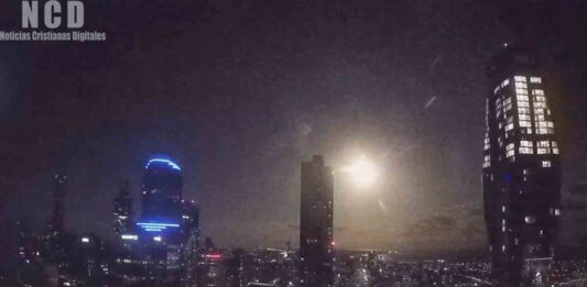 Bola de fuego iluminó el cielo australiano y dejó una estela de luz