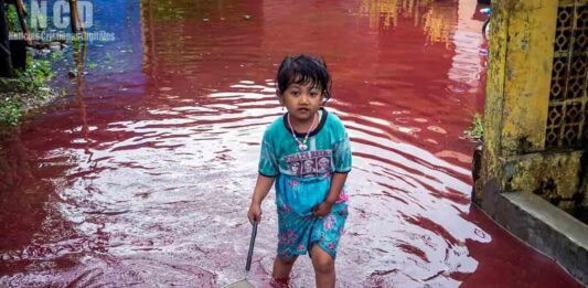 El agua de una aldea en India se tornó roja